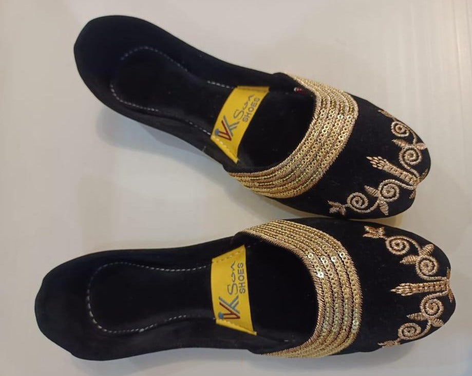 Women's Velvet Fancy Embroidered Black Khussa - Jutishop.pk