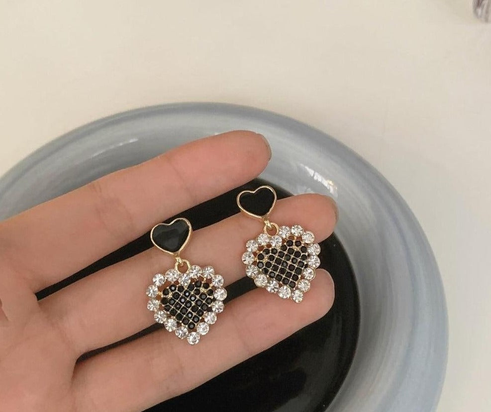 Black Shiny Stone Heart Earrings - Jutishop.pk